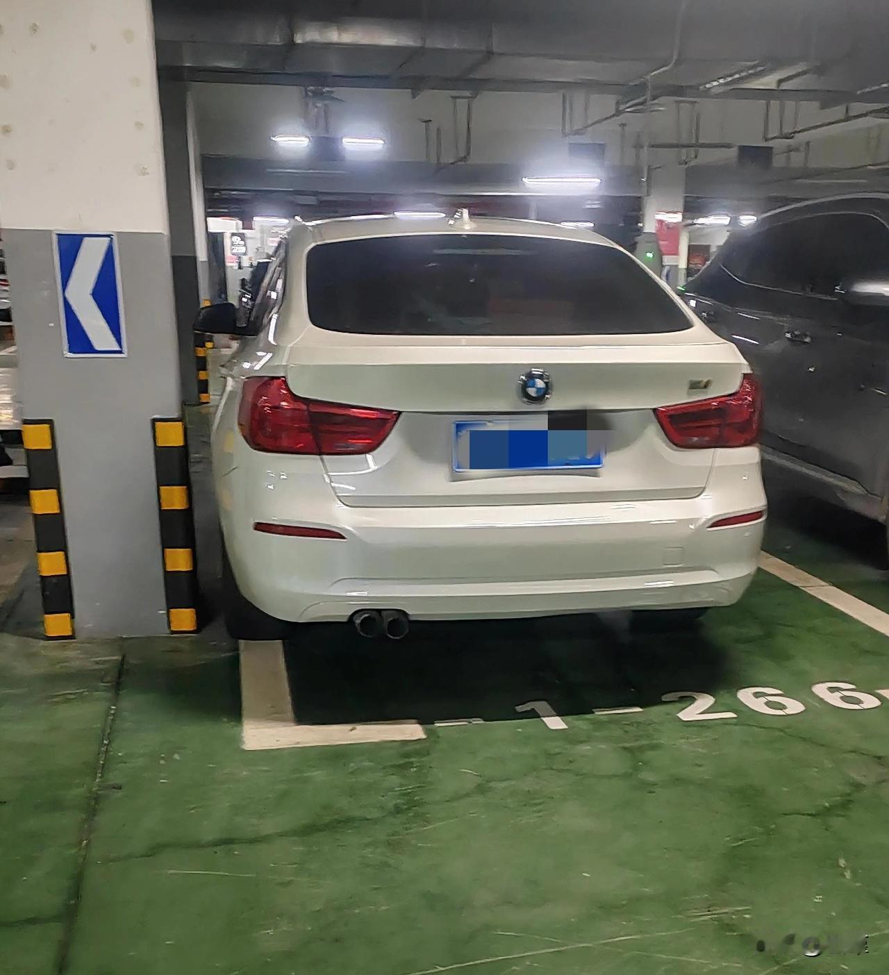 邻居这车真是停得越来越上道了，不过也是从一个极端走向了另一个极端，总感觉快要碰到