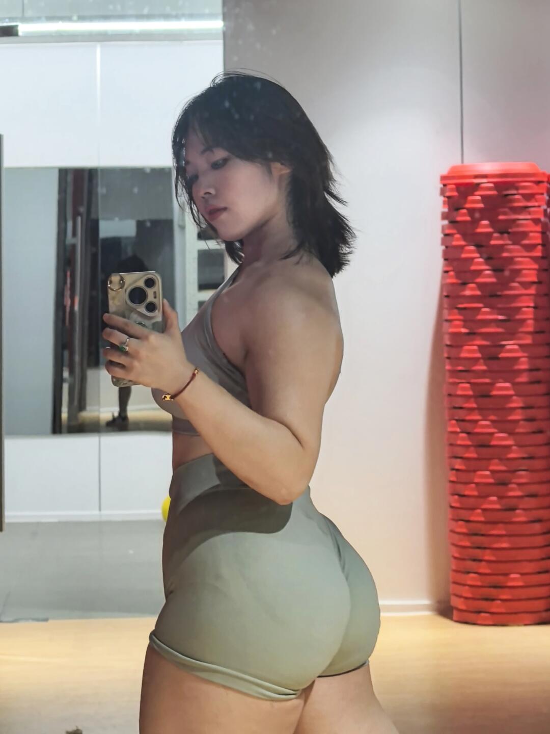 干嘛练肌肉啊 小小的就很可爱啊