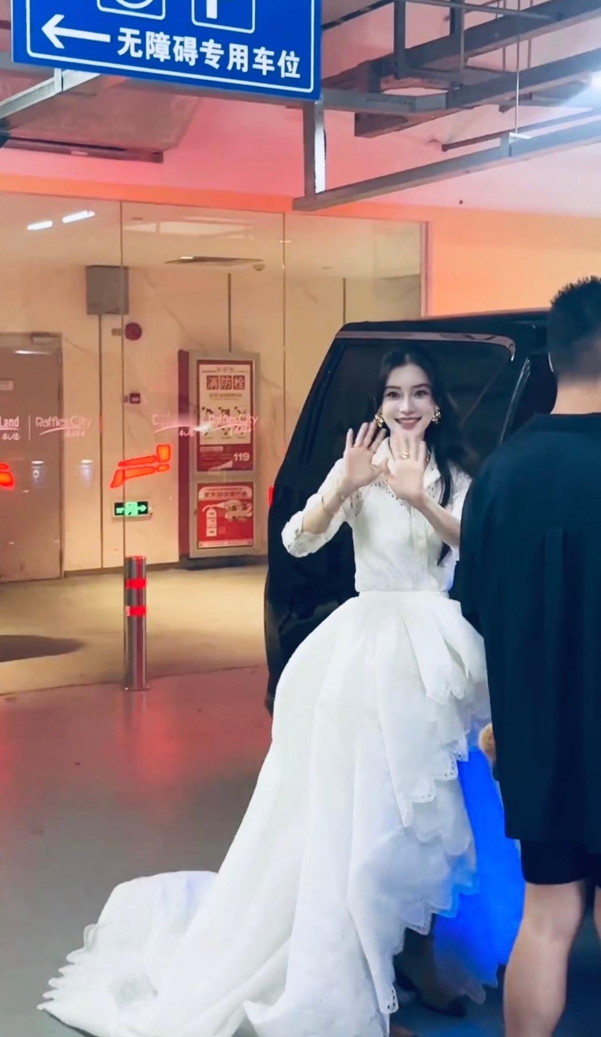 我鼻姐模糊的画质清晰的美貌angelababy白衬衫蓬蓬裙angelababy杭