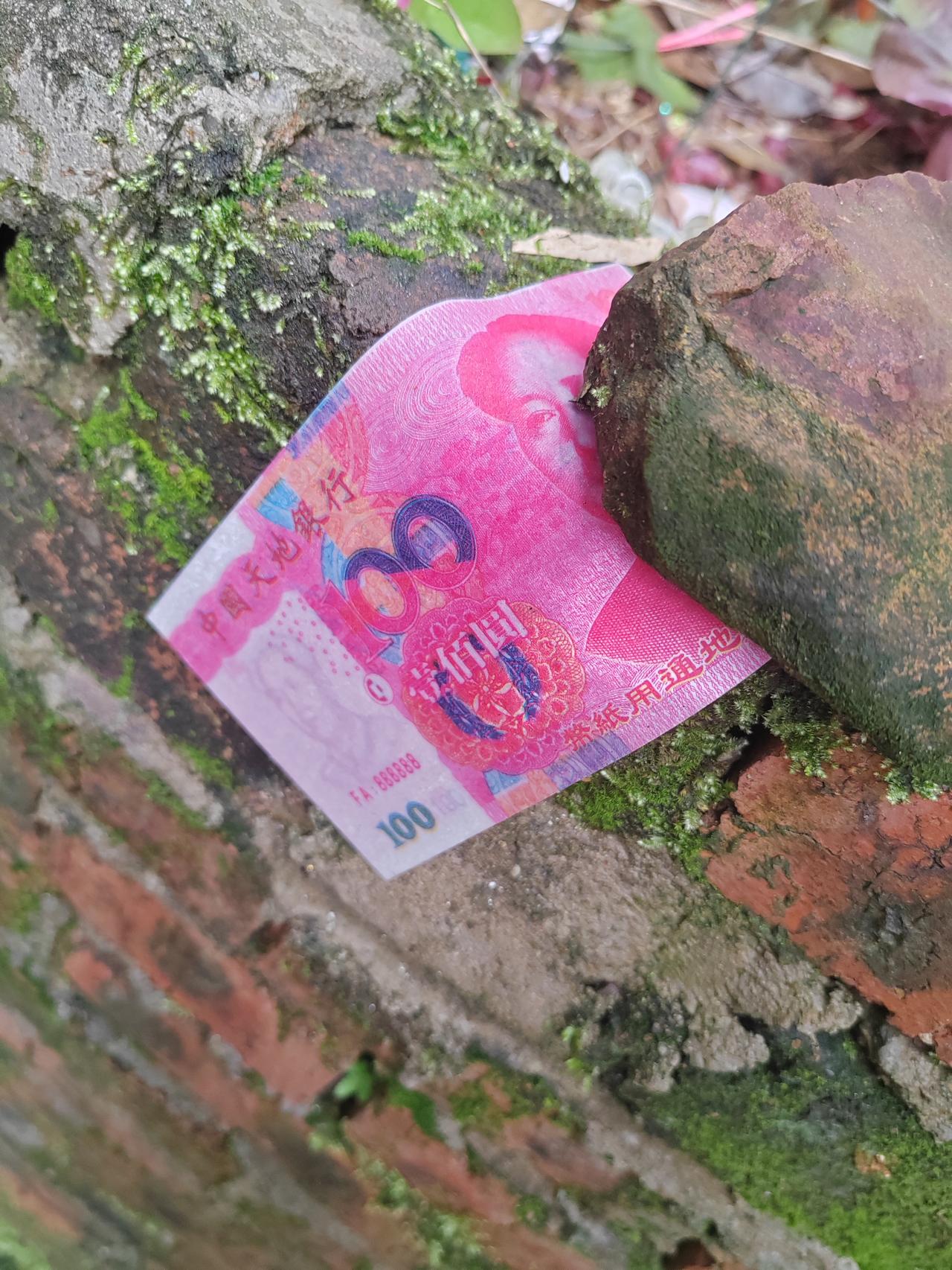 清明回桂林祭祖扫墓

清明鞭炮振林山，
孝子贤孙扫墓忙，
烧纸焚香呈祖上，
插花