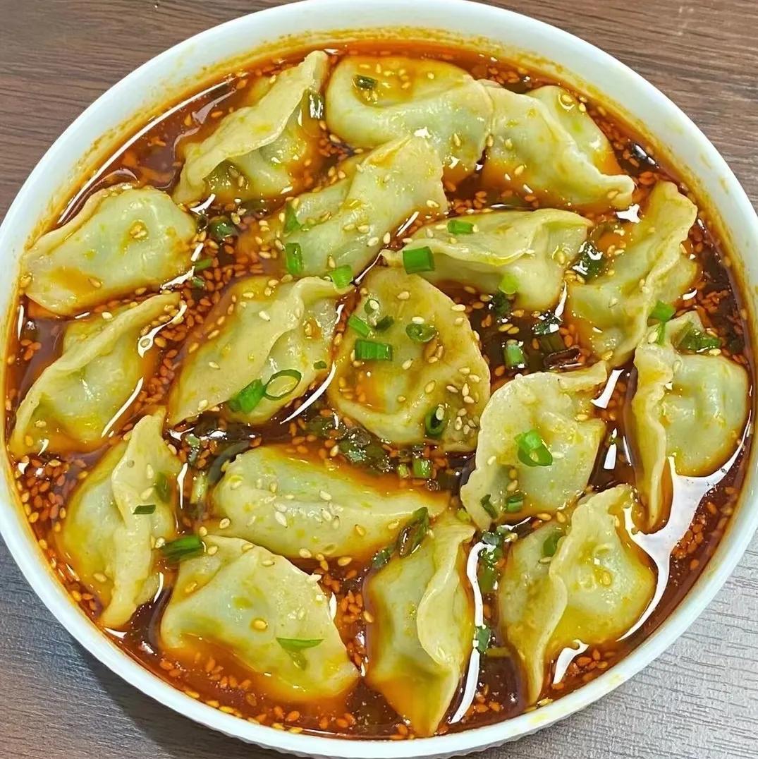 在这个世界上呀，什么样的饺子馅包的饺子最好吃呢？我认为啊，还是萝卜大肉馅的饺子，