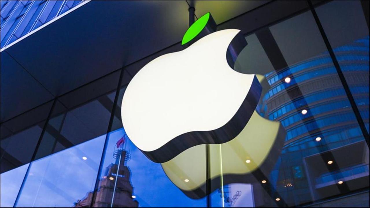 近日，据多家行业分析机构爆料，苹果计划在 2027 年 iPhone 诞生二十周