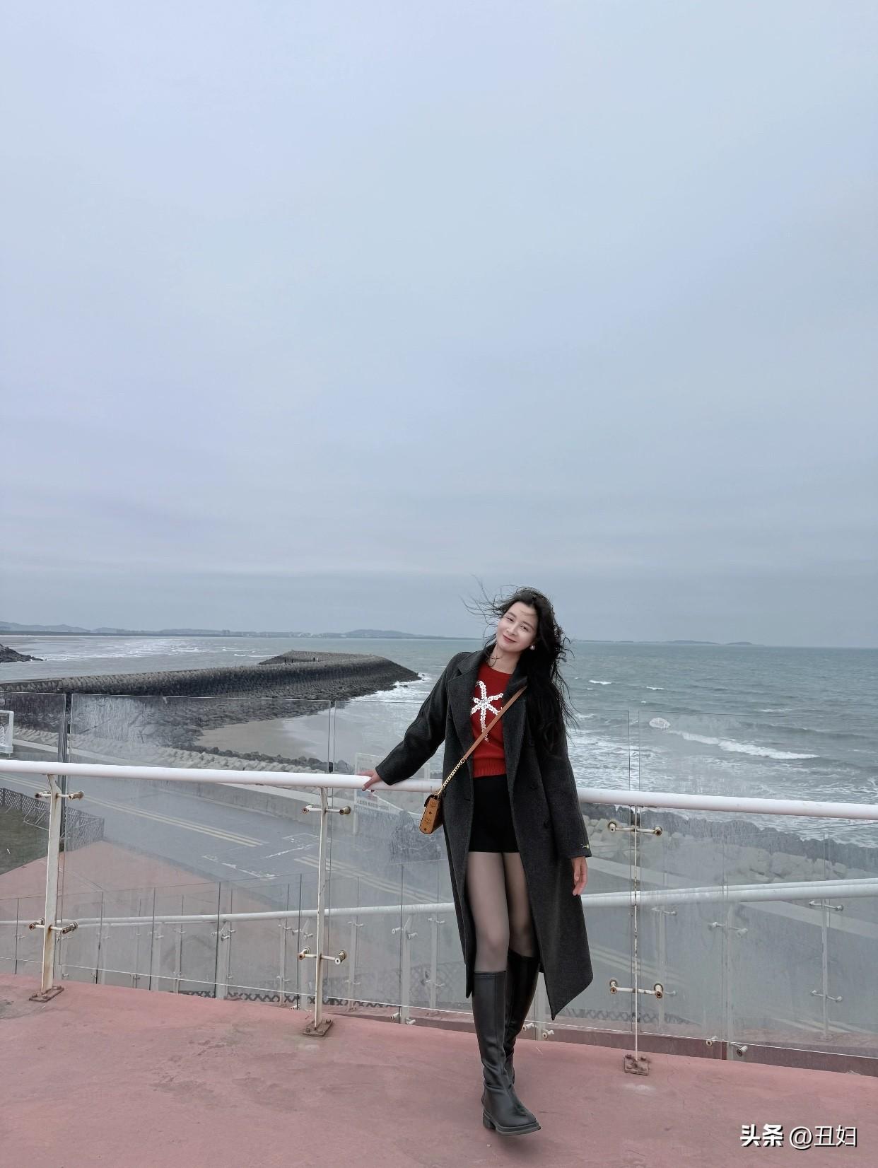 美人照怎么拍才好看技巧方面，要注意四肢与躯干保持距离，抬手、叉腰幅度大些更好看。