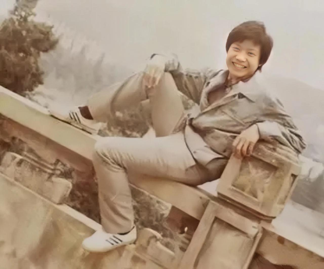 22岁时的雷军，大学刚毕业时的一张留影，笑得特别特别灿烂。
很多人都传说当年雷军