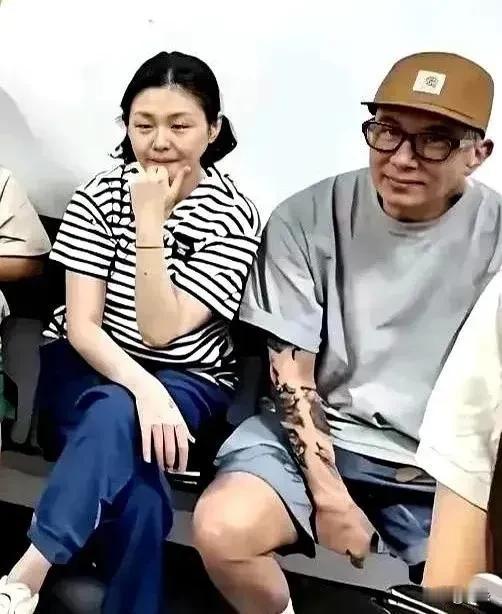 这是一位网友放出来的照片，当时大S和具俊晔陪小箖箖出去玩。
仔细看，照片里的她两