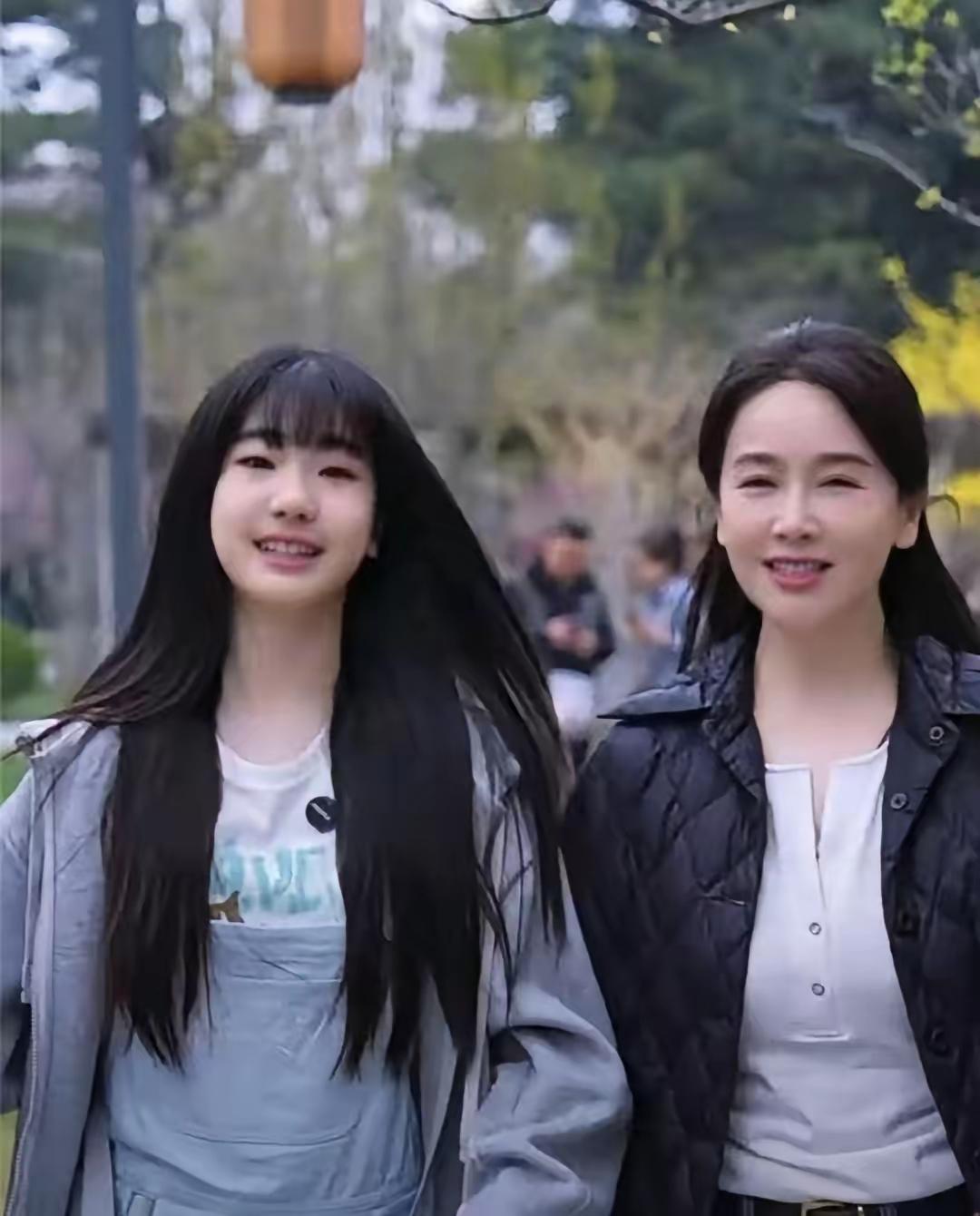 左小青与女儿同框照
实在是太美了，身材很苗条，就算是亲姐妹俩似的
她的闺女大长发