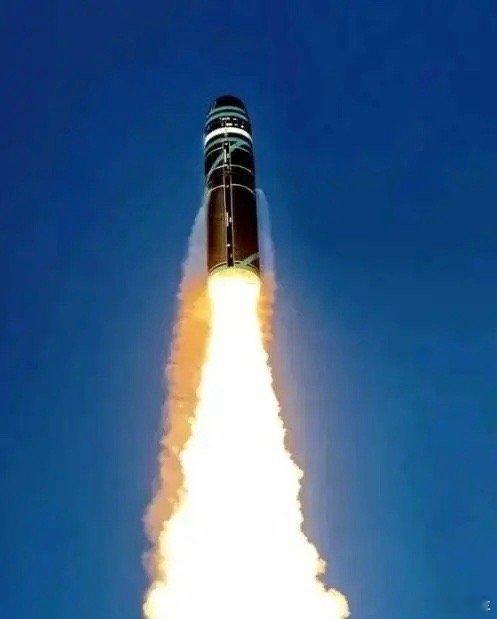 刀都架在脖子上了，伊朗总统突然站出来，对着全世界喊了两句话，第一，核武器，我们不