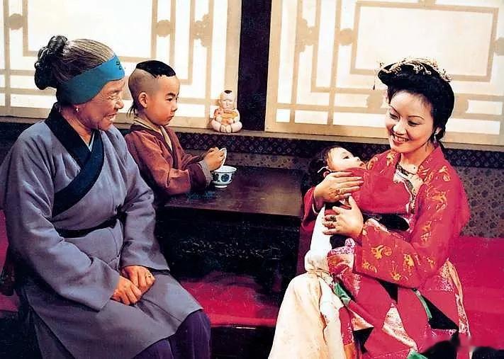 为了让扣子多接触《红楼梦》，我们这几天陪她看1987版电视剧，正好看到“刘姥姥一