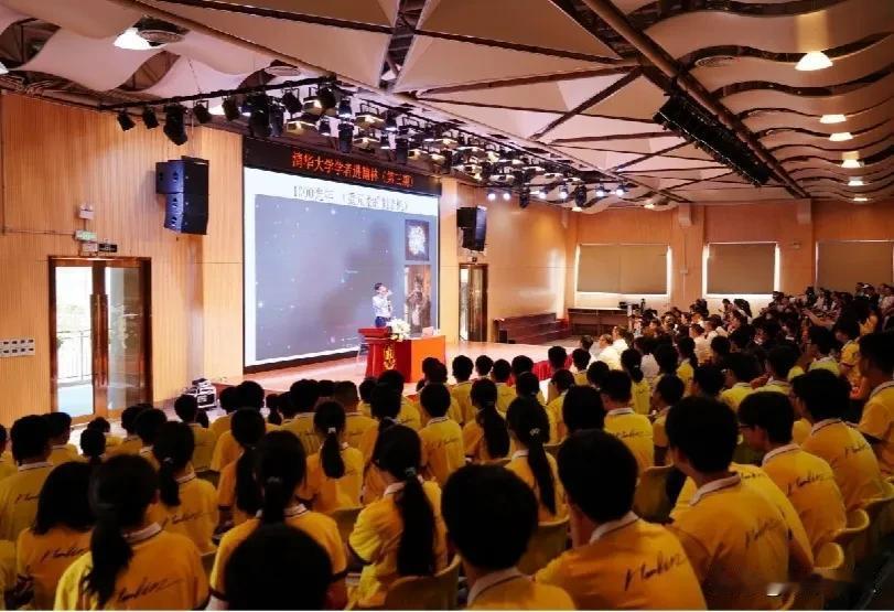 4月22日，东莞市万江翰林实验学校特邀清华大学天文系副主任蔡峥教授莅临讲学。
当