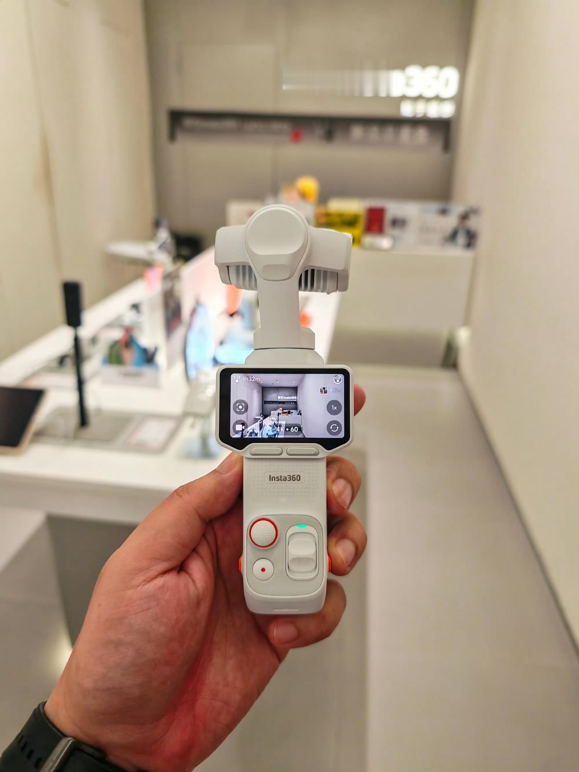影石Insta360 Luna Ultra，线下套装版，白色确实好看 