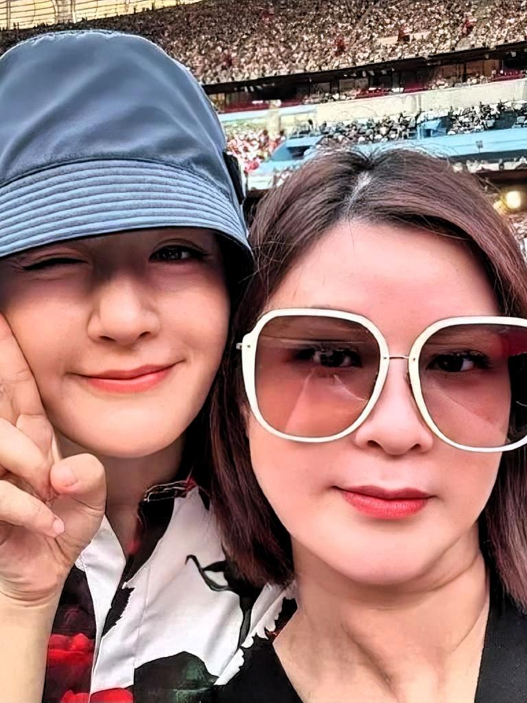 张杰鸟巢演唱会，台下比台上还精彩！
3月28日，谢娜被网友拍到在观众席，先是一把