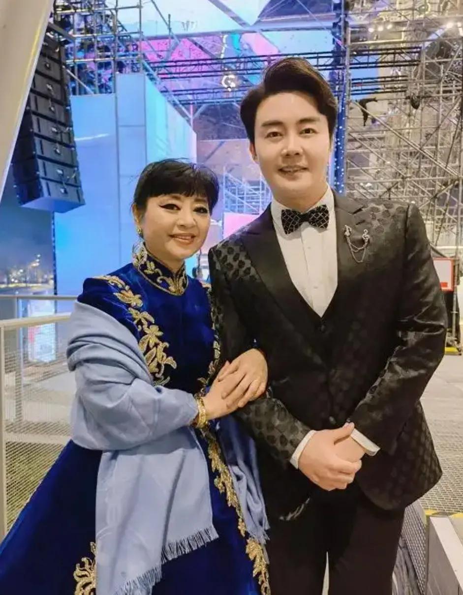 哇哦，最帅男高音与最美女高音同框好亮眼呀！

镜头中身高1.85米的美声王子张英