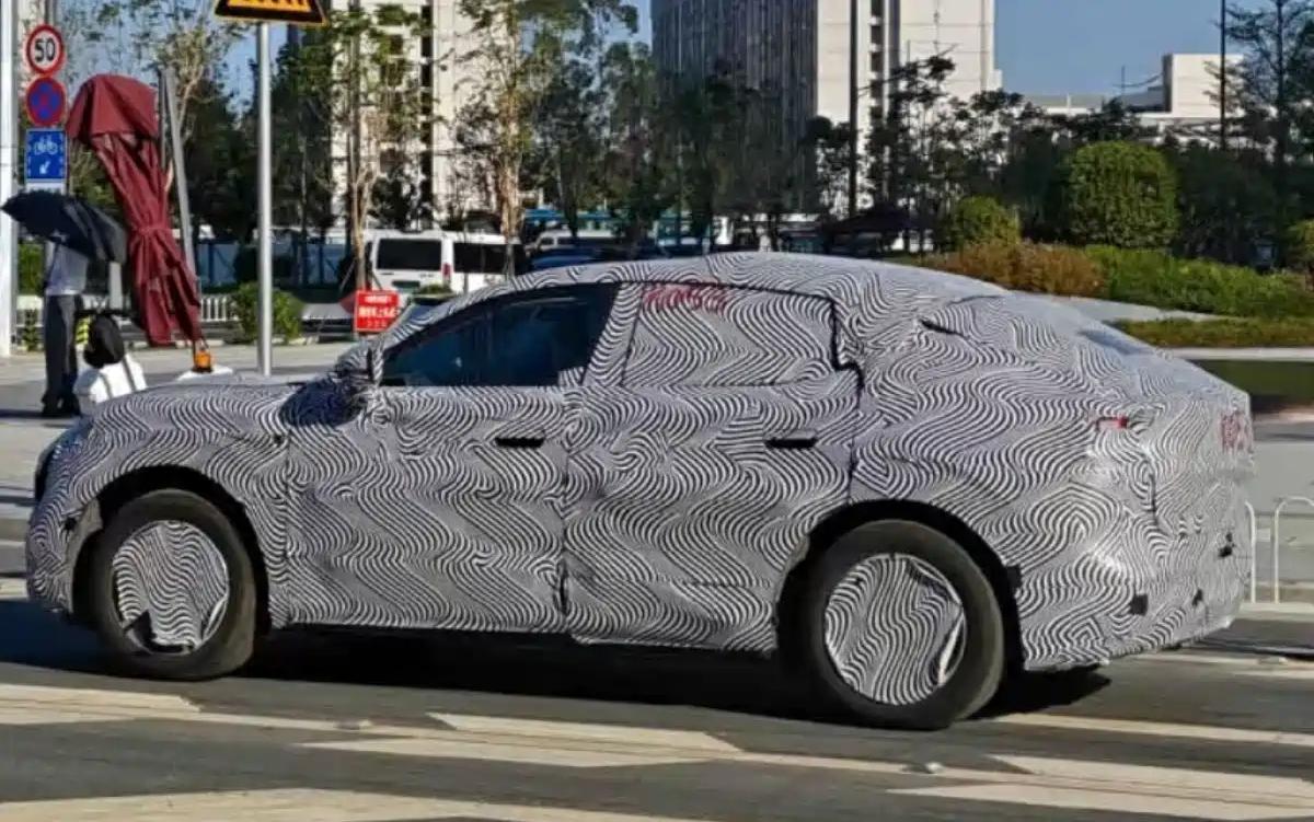 小鹏MONA SUV谍照曝光 轿跑风格设计 预计2026年上市
近日，网络上曝光