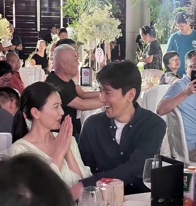 高圆圆真是找对了人，嫁对了爱情。所以花期就特别长。

高圆圆扎着高马尾像个小姑娘