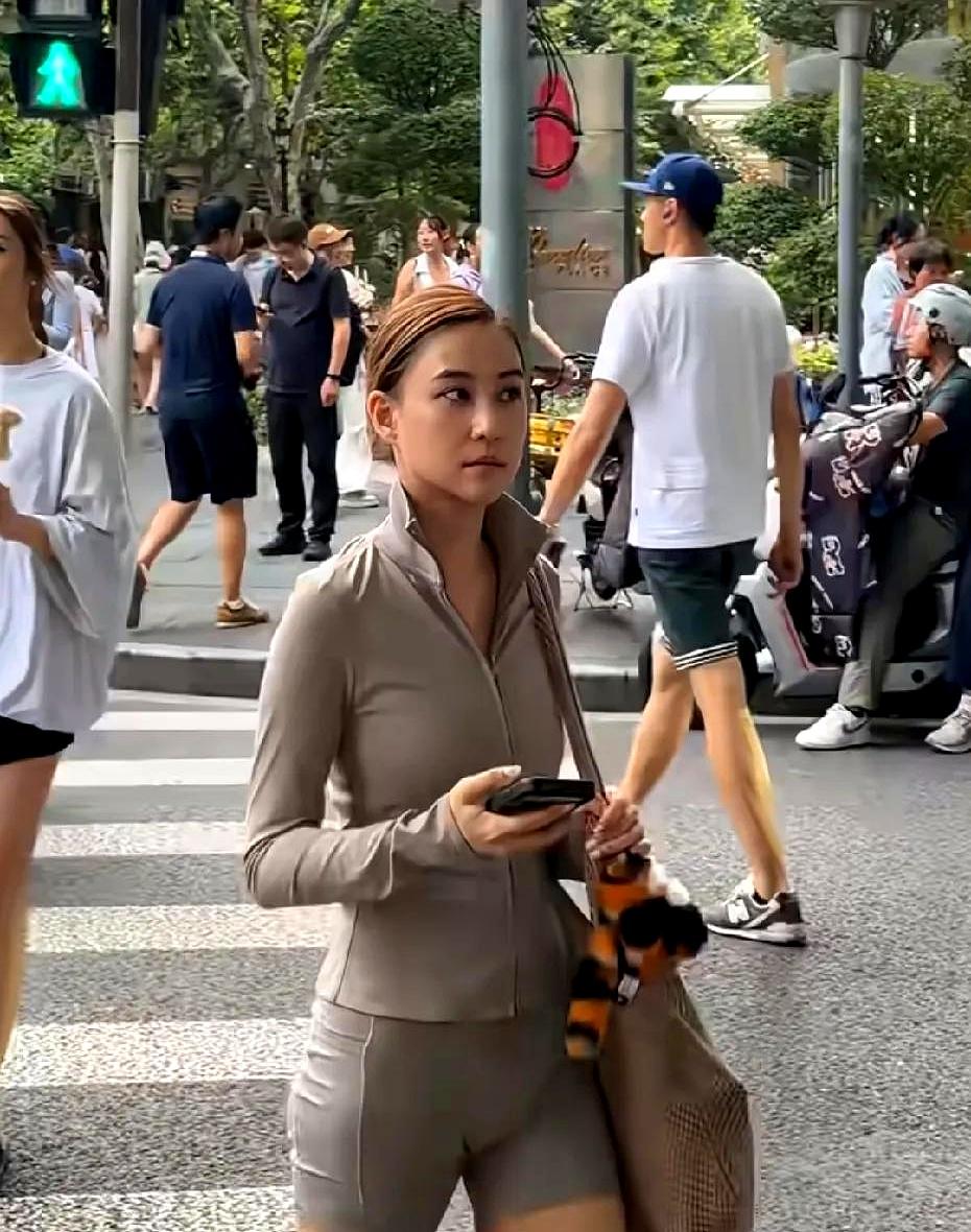 当“刚运动完”挂在身上时，上海街头的步伐都慢了半拍。
瑜伽服贴身，线条紧致，曲线