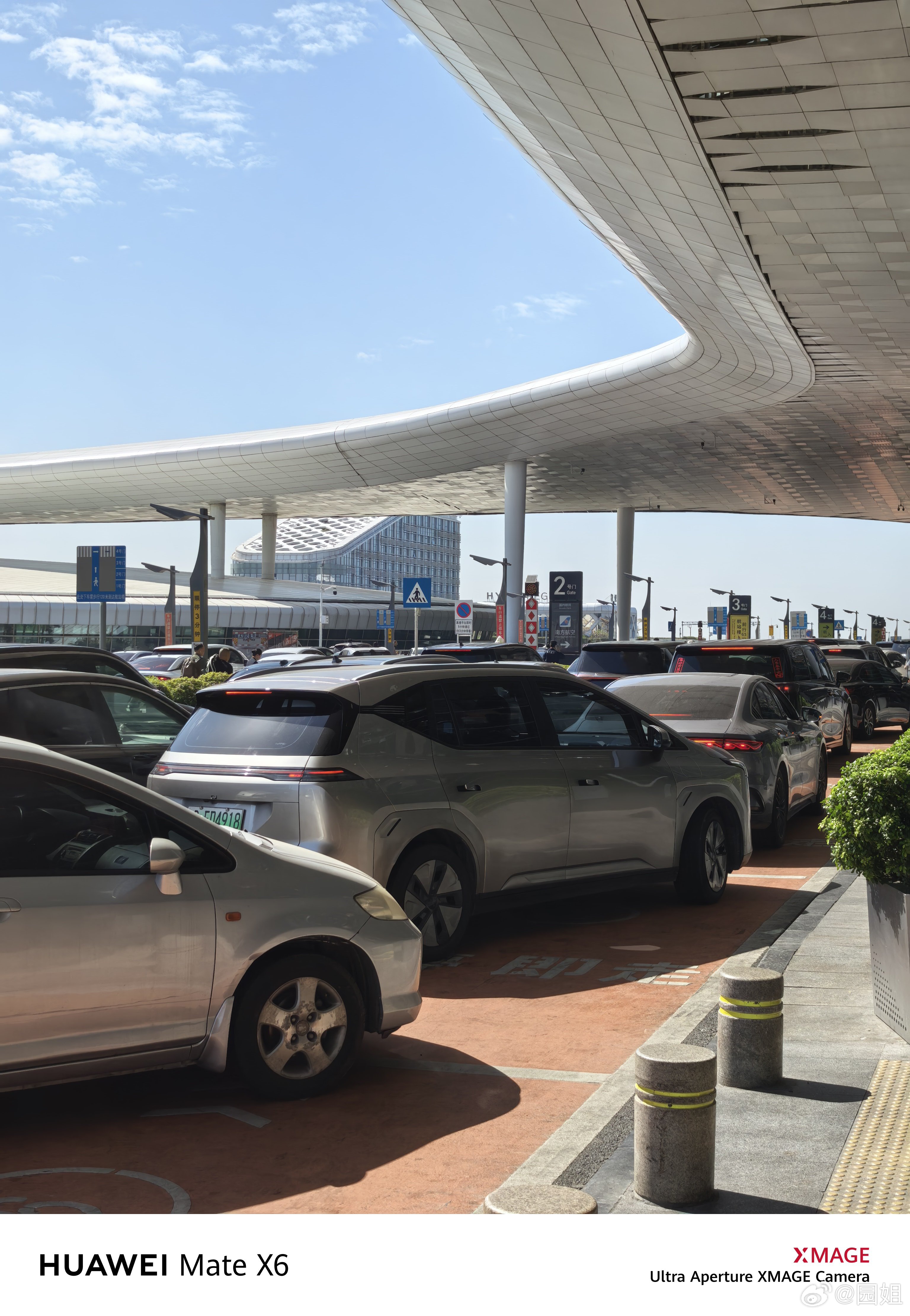 华为Mate 80和华为Mate X7已经登陆深圳机场很显眼的位置，这么看起来还
