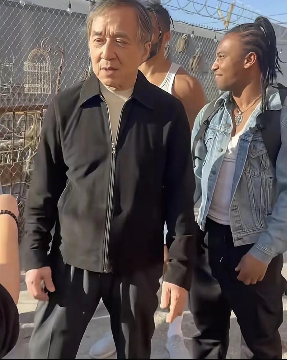 成龙在新戏拍摄现场，都已经71岁了，头发全白了，还在努力。

成龙进入娱乐圈有5