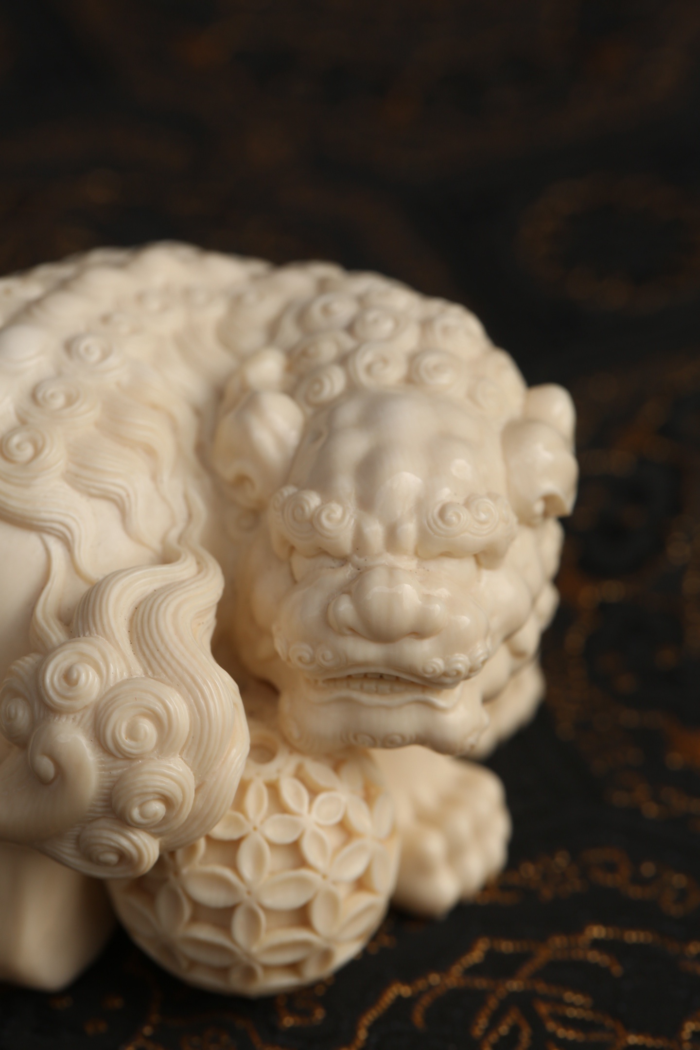 祥狮戏球  | 猛犸牙精工雕刻，神态威武，瑞气十足狮子戏球，寓意事事如意、招财纳