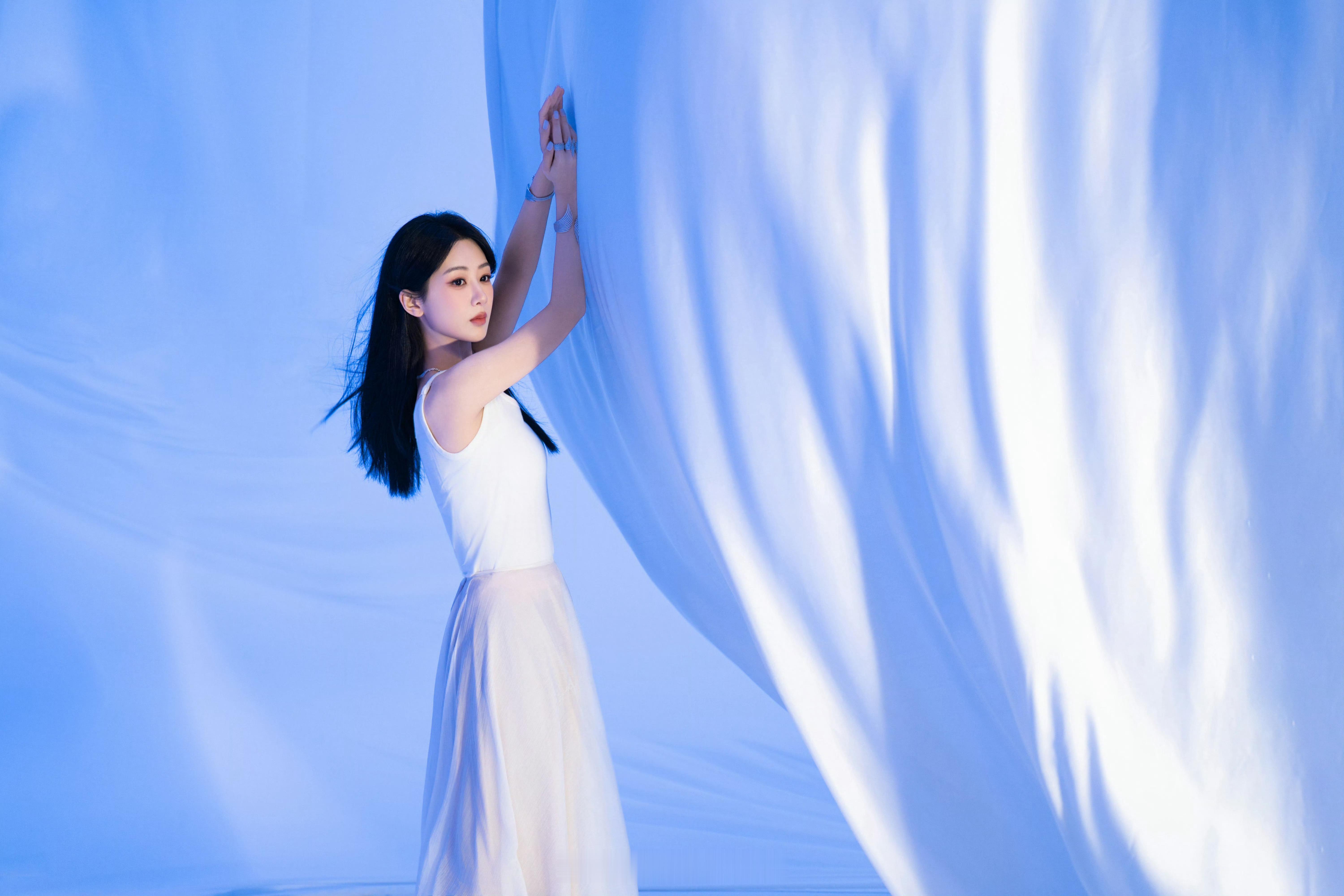 杨紫黑长直挺好看的，很优雅！[求关注]杨紫姐感黑长直 ​​​