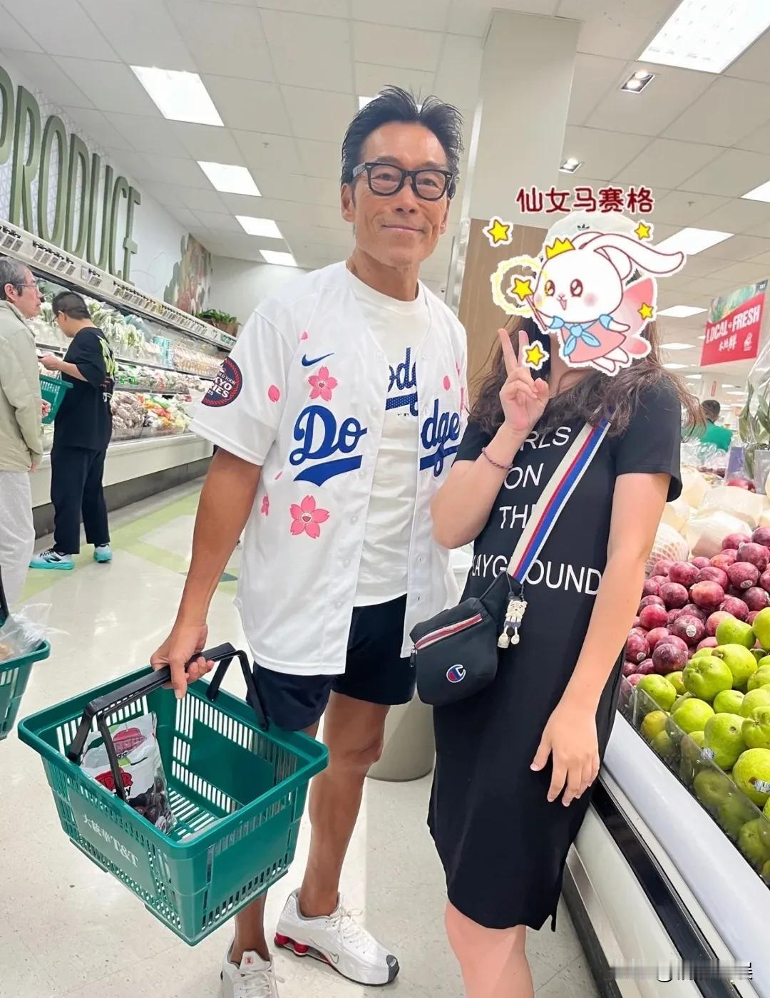 “浩南哥”郑浩南现身温哥华！
61岁的他，穿搭年轻，戴着黑框眼镜，肤色有点黑，发