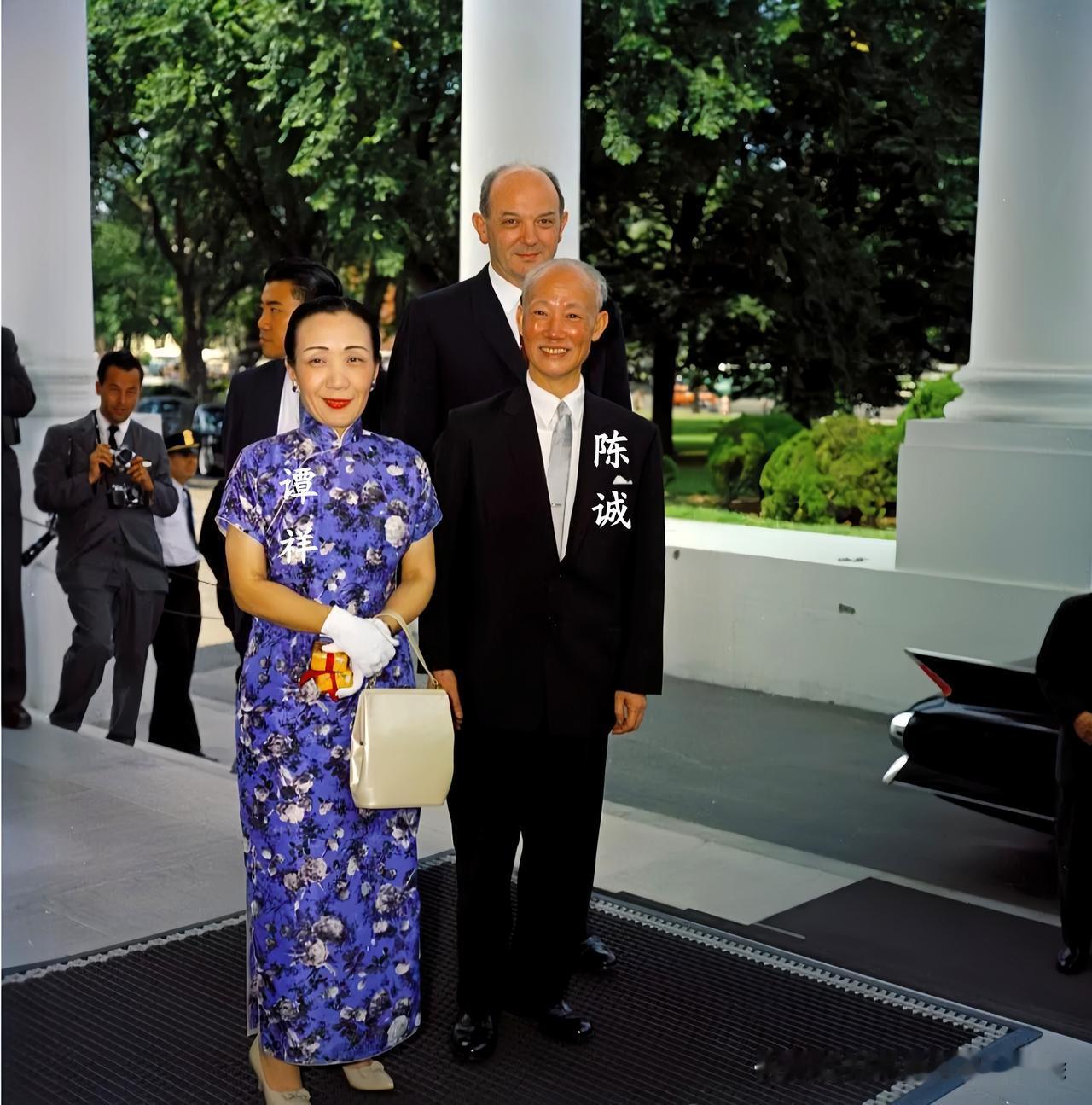 这是1961年陈诚携夫人谭祥访美时留下的一张老照片，这而非演戏，也绝非替身，确是
