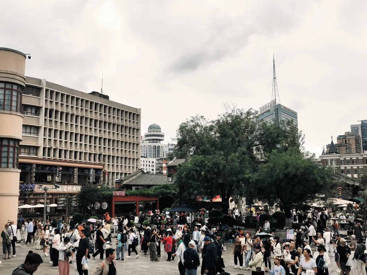 这个建新园的店的这个建筑一看就是百年建筑了吧！那个时候的人们都是把窗户建得特别的