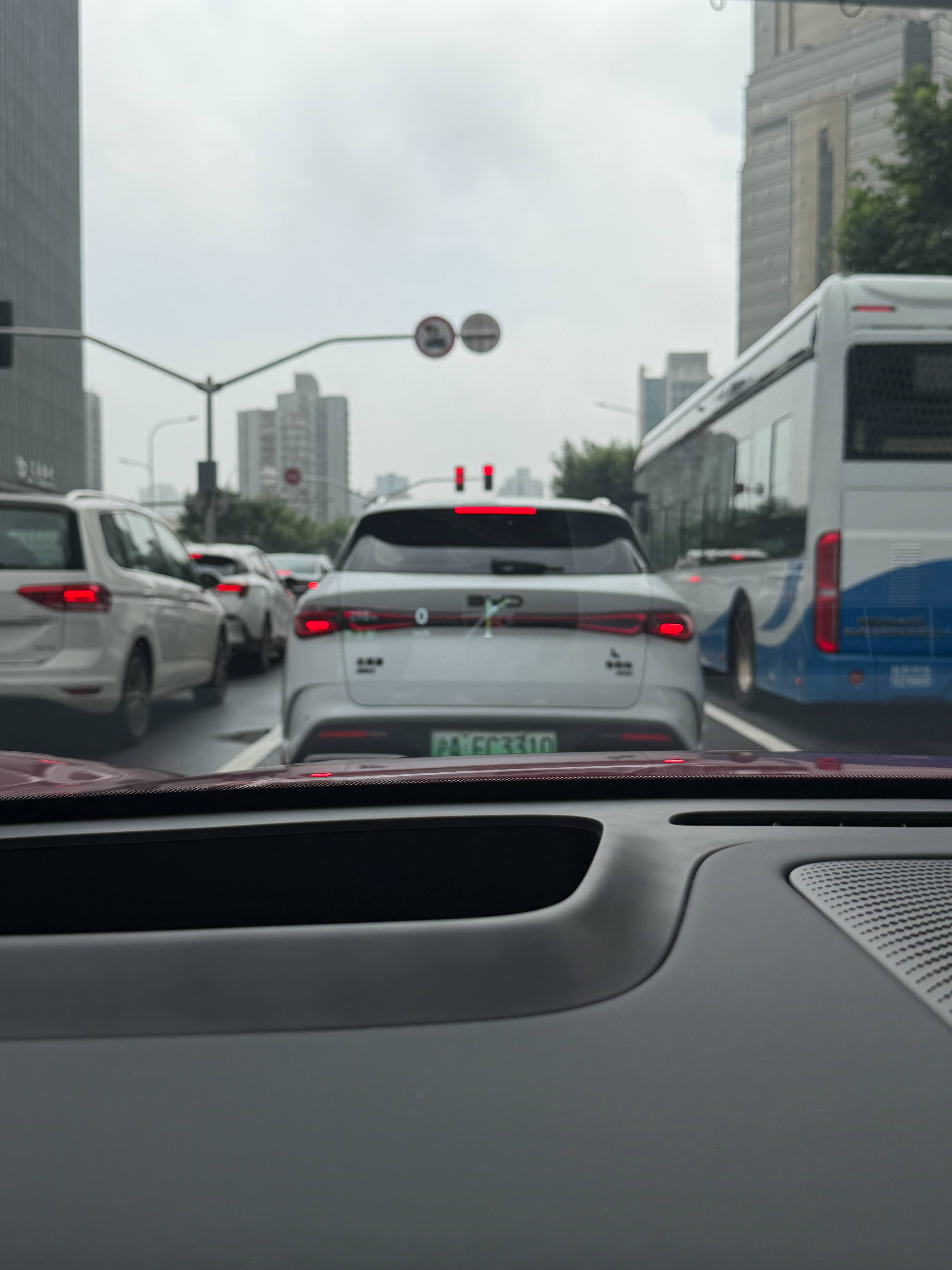 海豹 06 的旅行版怪好看的，车身很修长，非常的欧范儿。 