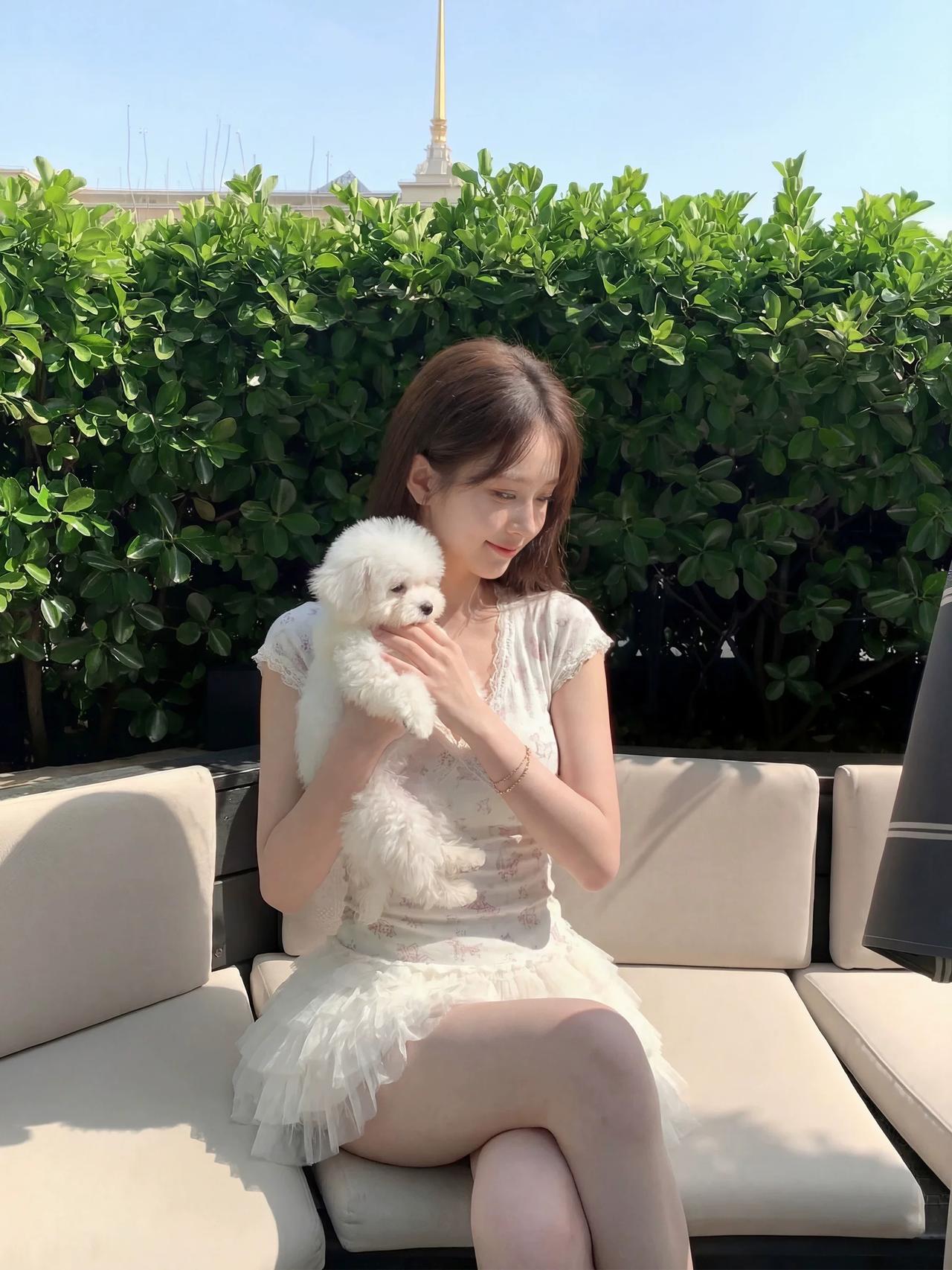 小姐姐逗狗