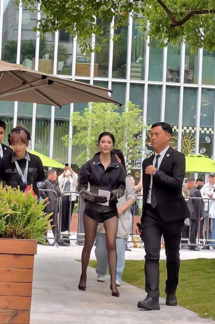 电视里不过尔尔，亲临现场才知惊艳！那舞台魅力、灵动身姿，尤其这逆天长腿，简直让人