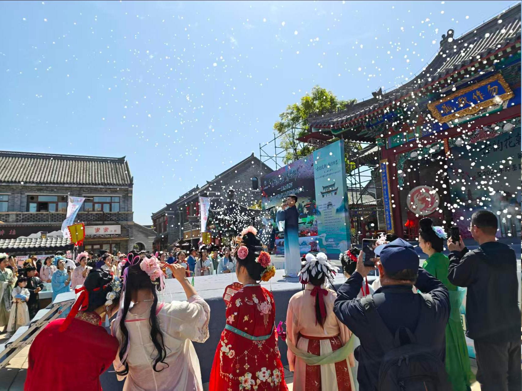 第三届即墨花朝节来了今天在加班没去成，去体验了一下，回来跟我说办的可好了，等我忙