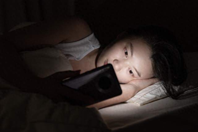 凌晨两点还没入睡，长期熬夜，身体会悄悄发生哪些变化？