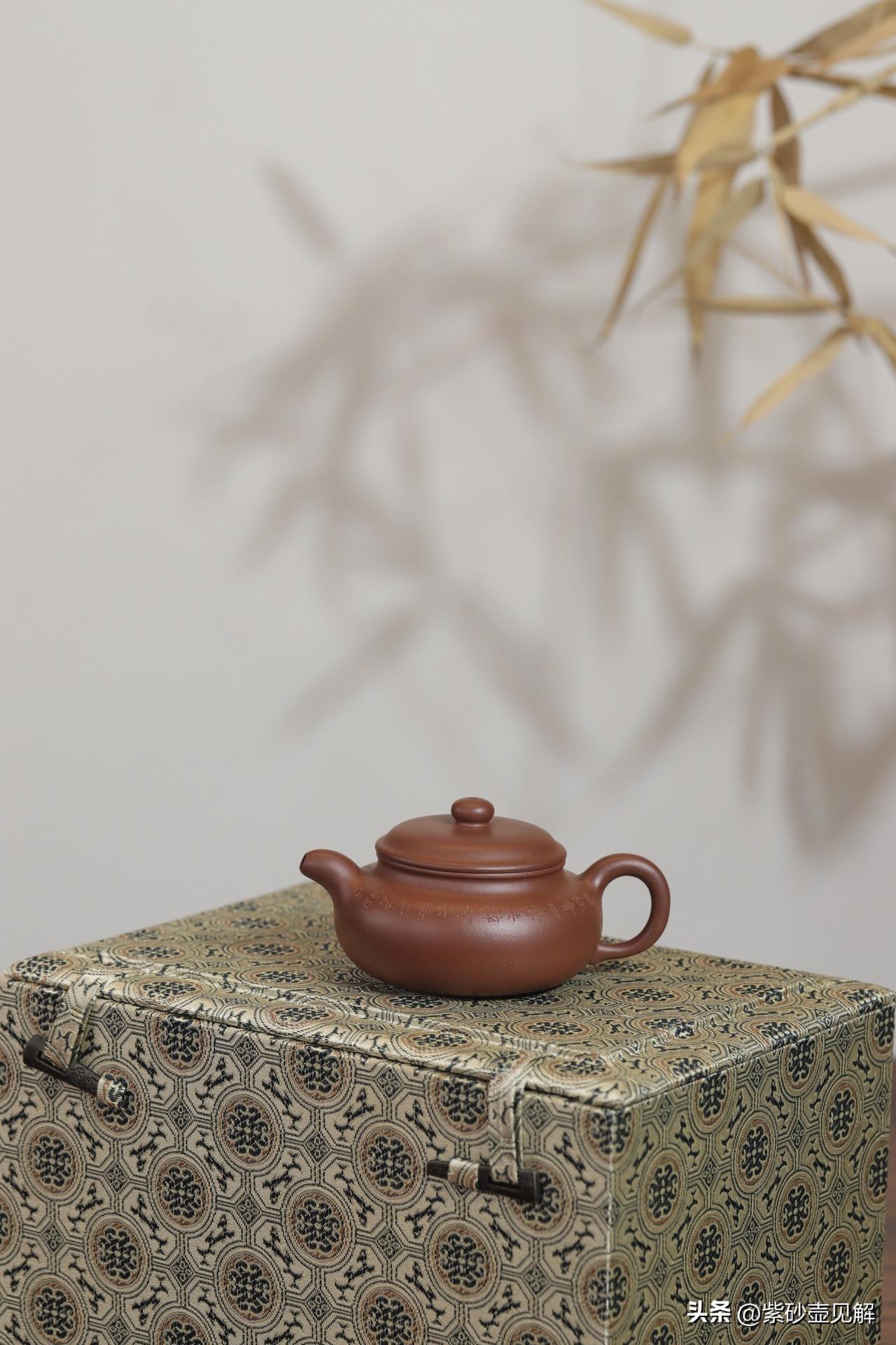 仿古｜实用器
原矿底槽清丨容量140cc
壶身圆润，壶钮精巧，古朴韵味自然流露，