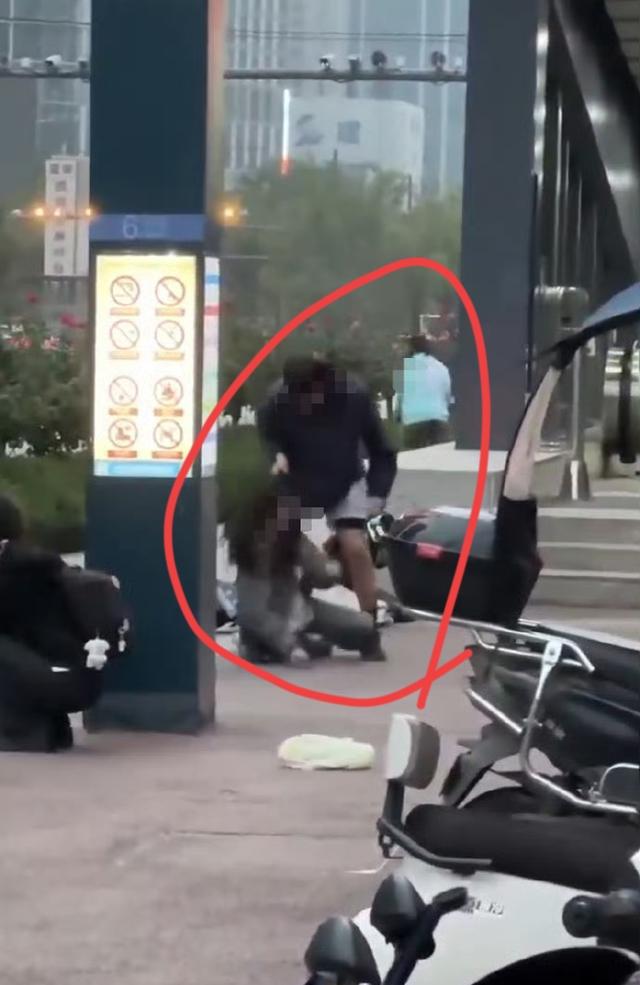 视频里那一幕太刺眼！女子对着电动车上的男子吼叫，没等争执升级，

男子抬手就甩耳