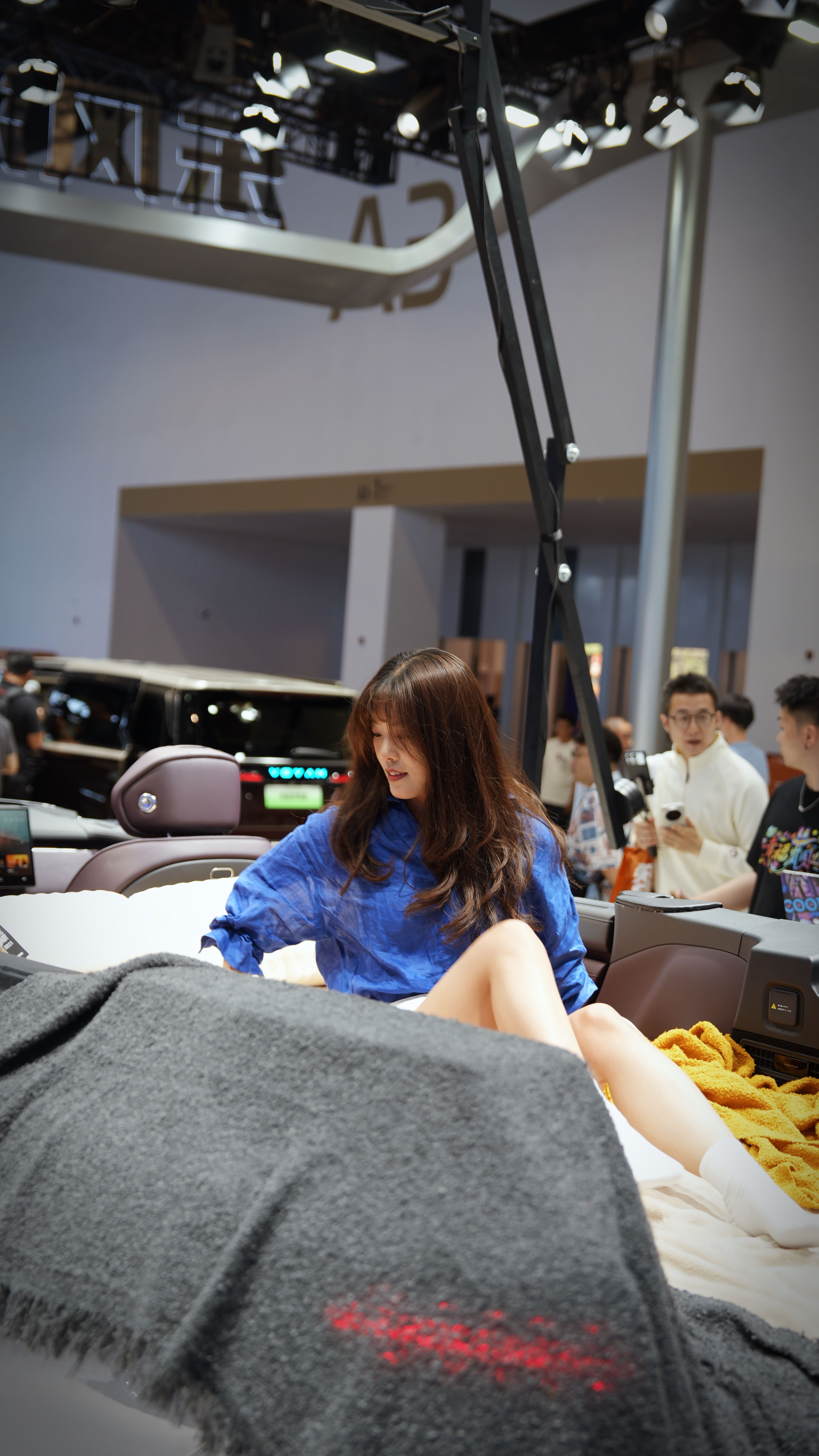 岚图在北京车展，把一台敞篷版的泰山X8带到了现场，主要是为了让大家体验超大空间的