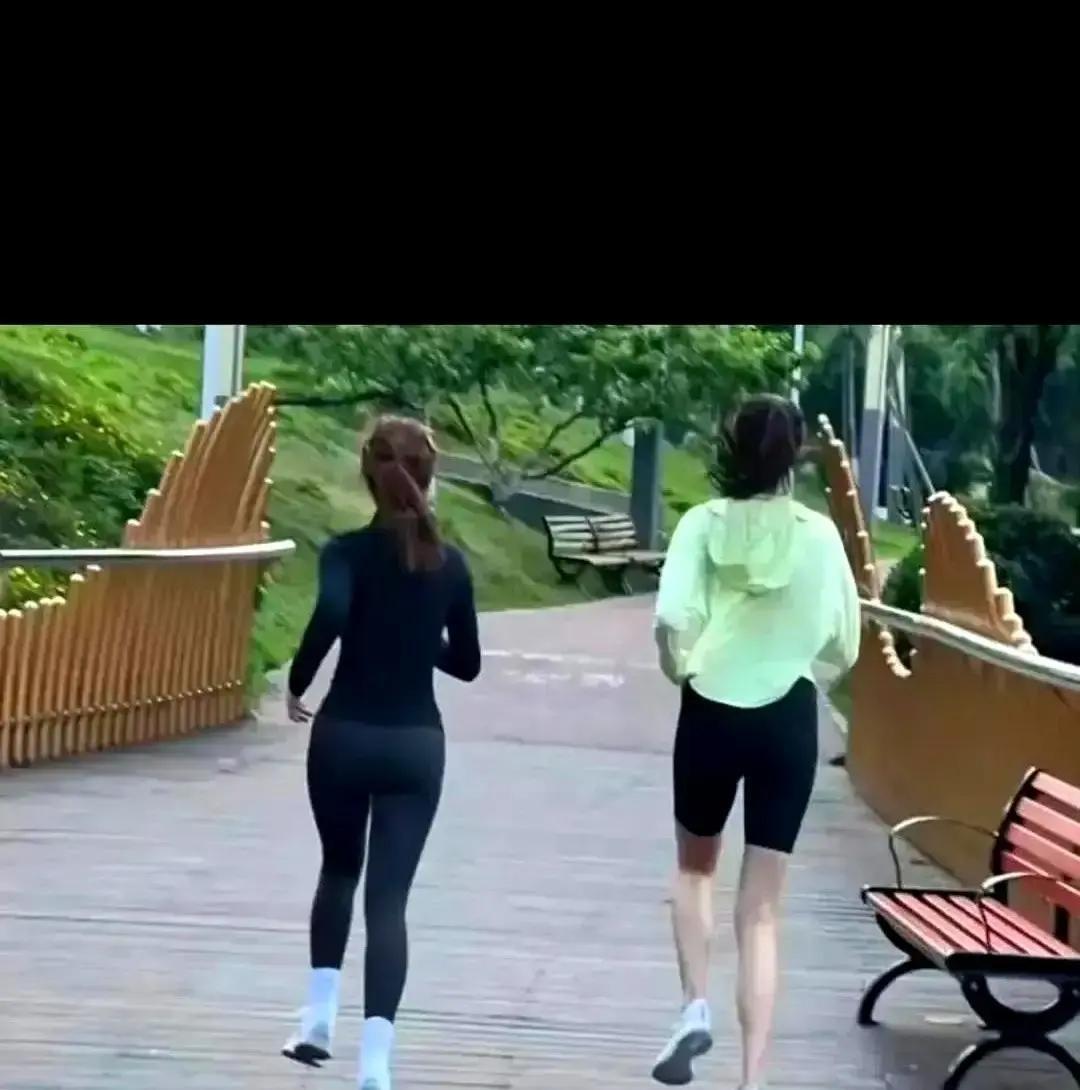 关晓彤的晨跑视频火得没道理。

视频里没人管她跑了第几圈，所有人的视线都被她那条