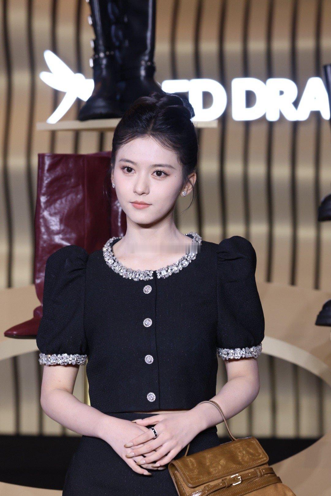 小合这种五官好看脸偏短身高一般的花，很适合特写镜头 ​​​