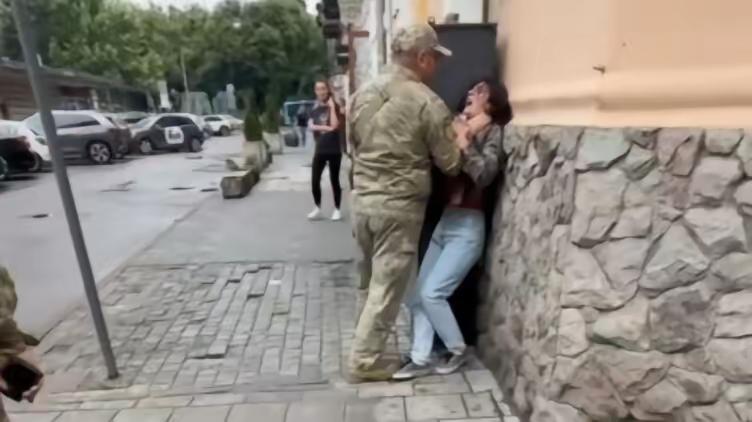 ​乌克兰暴力增兵已经引起了大家的不满。由于乌民众并不想参加军队，大多数都是采取一