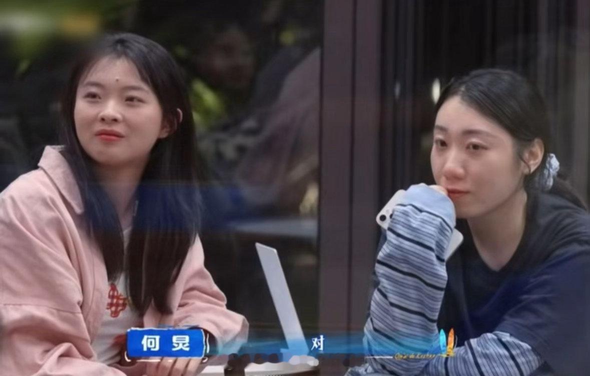 何炅一百岁还是工作的年纪岁月从不败温柔，何老师历经世事依旧心态纯粹，愿意倾听年轻