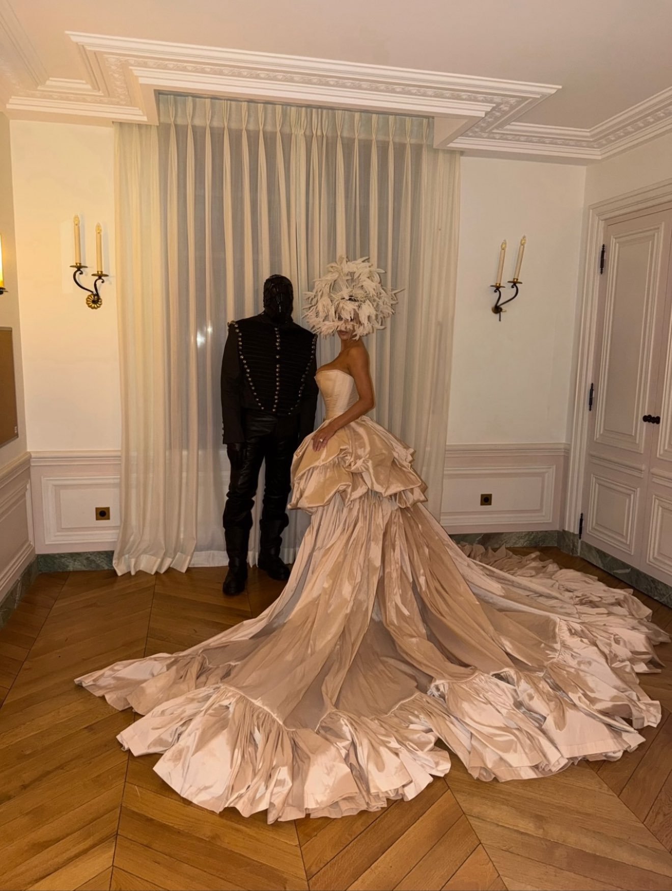 侃爷Kanye和他妻子Bianca今天在巴黎的凡尔赛宫. 