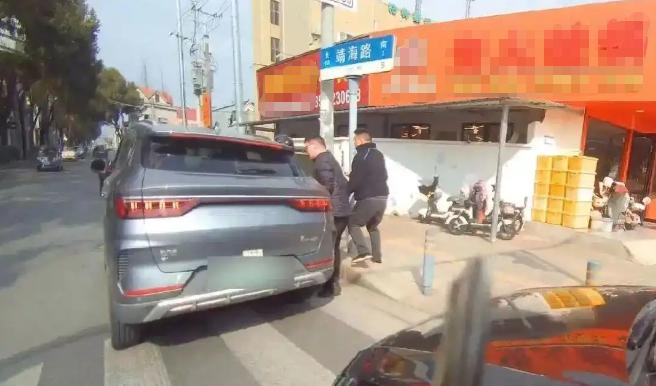 “离了个大谱！”2月13日，上海，一阿姨被骗了十万余元，察觉上当后，她一心想靠自