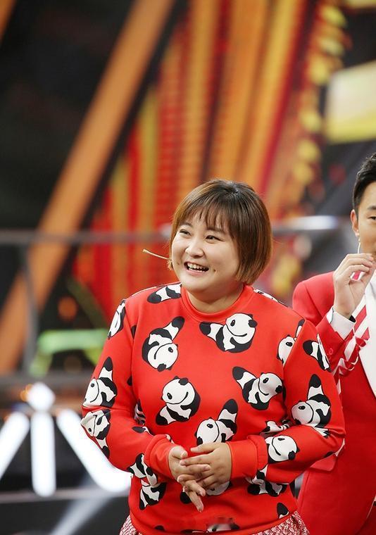 贾玲凭《李焕英》狂卷54亿，又靠《热辣滚烫》再拿34.6亿。
这姐们儿闷声发大财