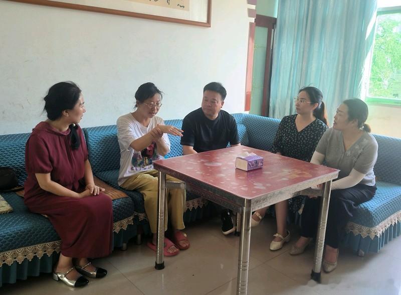 房县 房县东城小学：暖心慰问送关怀 情系教师暖人心校园房县十堰爆料 房县新闻网讯