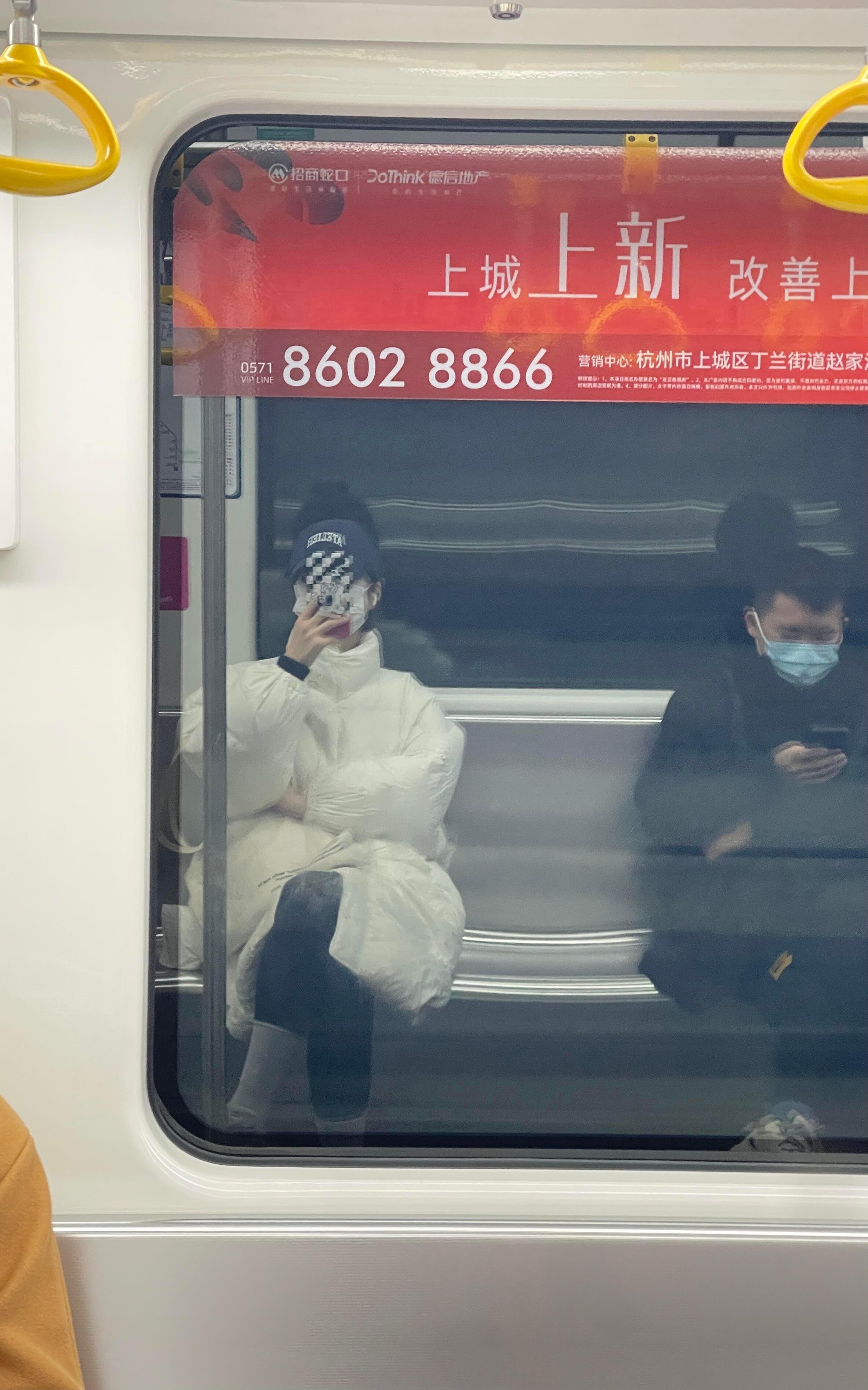 淡人地铁出行：手机、口罩、棒球帽翻出前两年的地铁粗糙自拍自从不坐3号线，再也没这