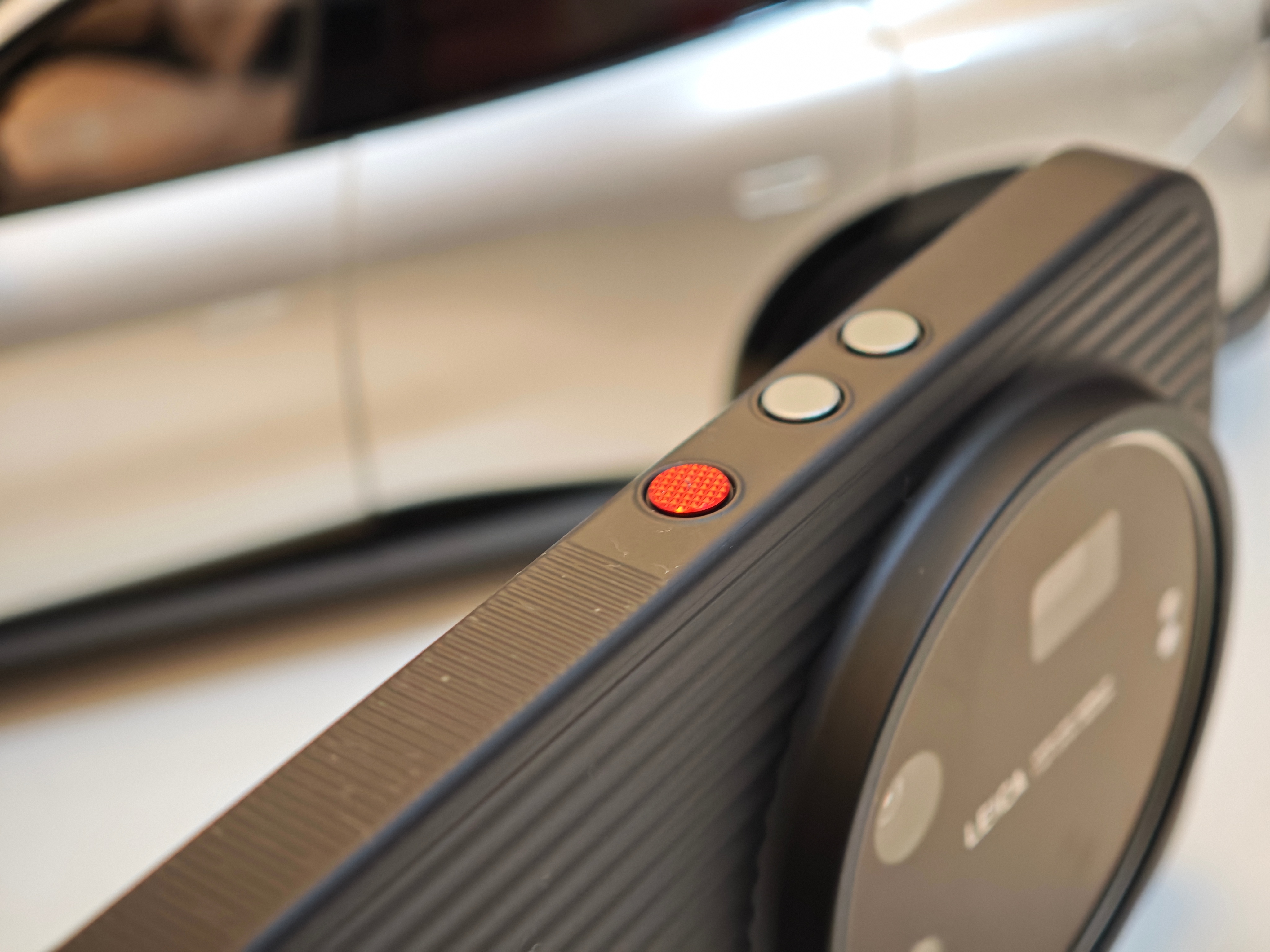 给我的17 Ultra用上了的光栅黑武士磁吸款电源键做成了红色，点睛之笔