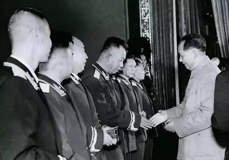 曾指挥过多位元帅和大将，这位将领晚年坦言：若当初选择正确，我或许能成为元帅之首？