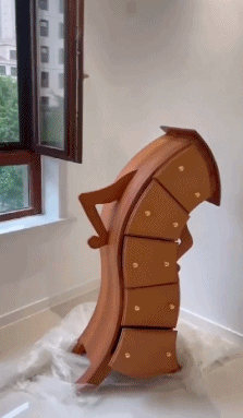 1：柜子倒是挺有创意，就是不知道是不是真的实用。
2：什么情况下，汽车的轮子才能