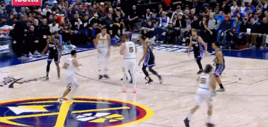 NBA赛场镜头：穆雷晃飞国王，随手一拍，篮球乖巧入网，掘金真是一顺百顺！
   
