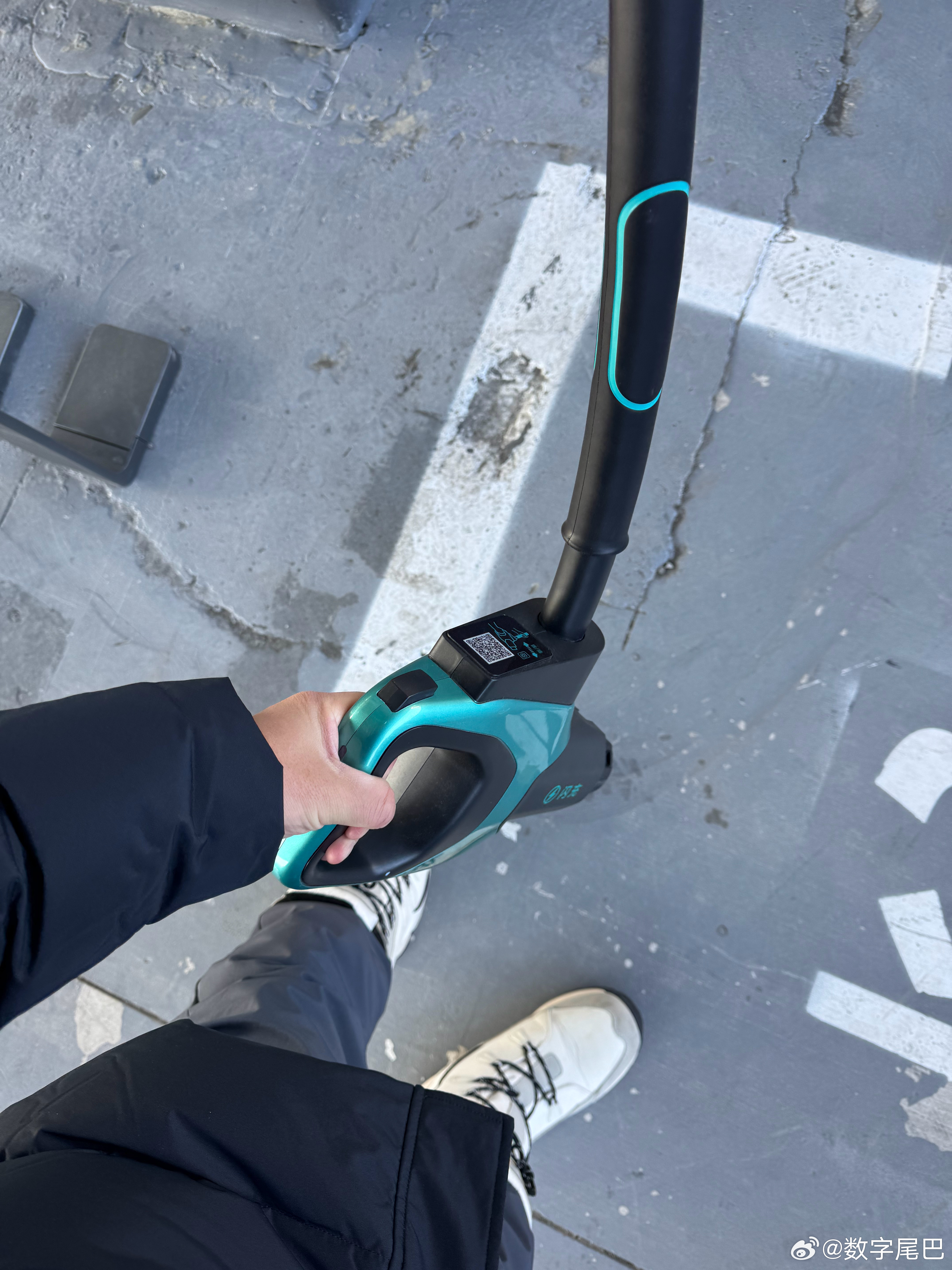 比亚迪闪充站顶棚是太阳能发电板，下面是储能柜，中间是充电桩（环保♻️拉满）充满记