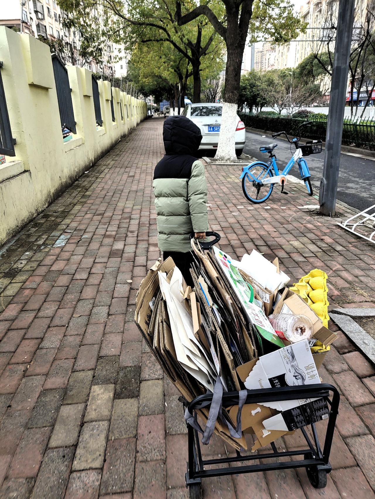 我把家里买的牛奶箱快递箱攒在阳台上，等小孩放假了到我家，陪他一起拿到废品站买，让