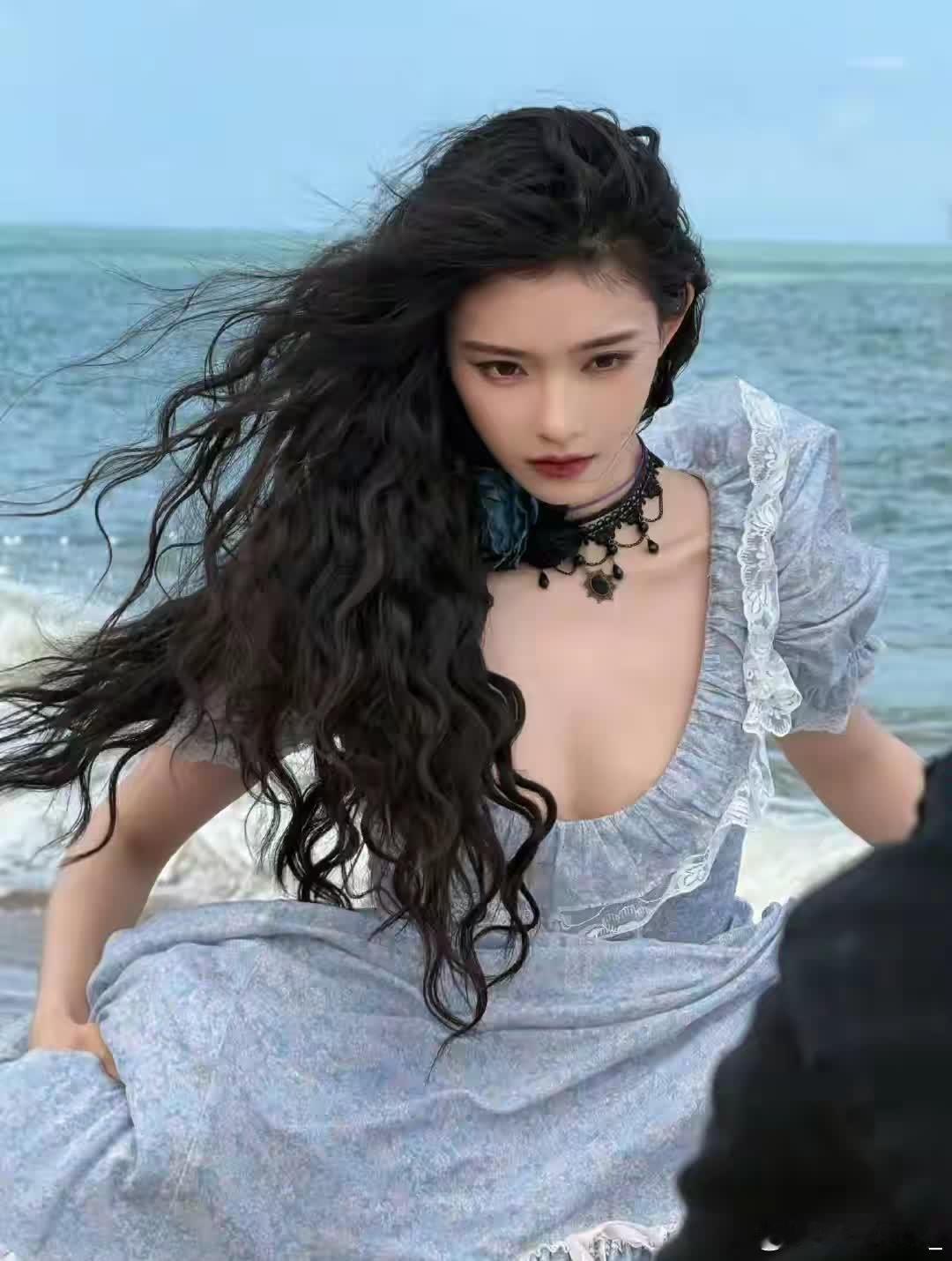 林允海边新造型引发网友讨论，感觉挺好看的啊 